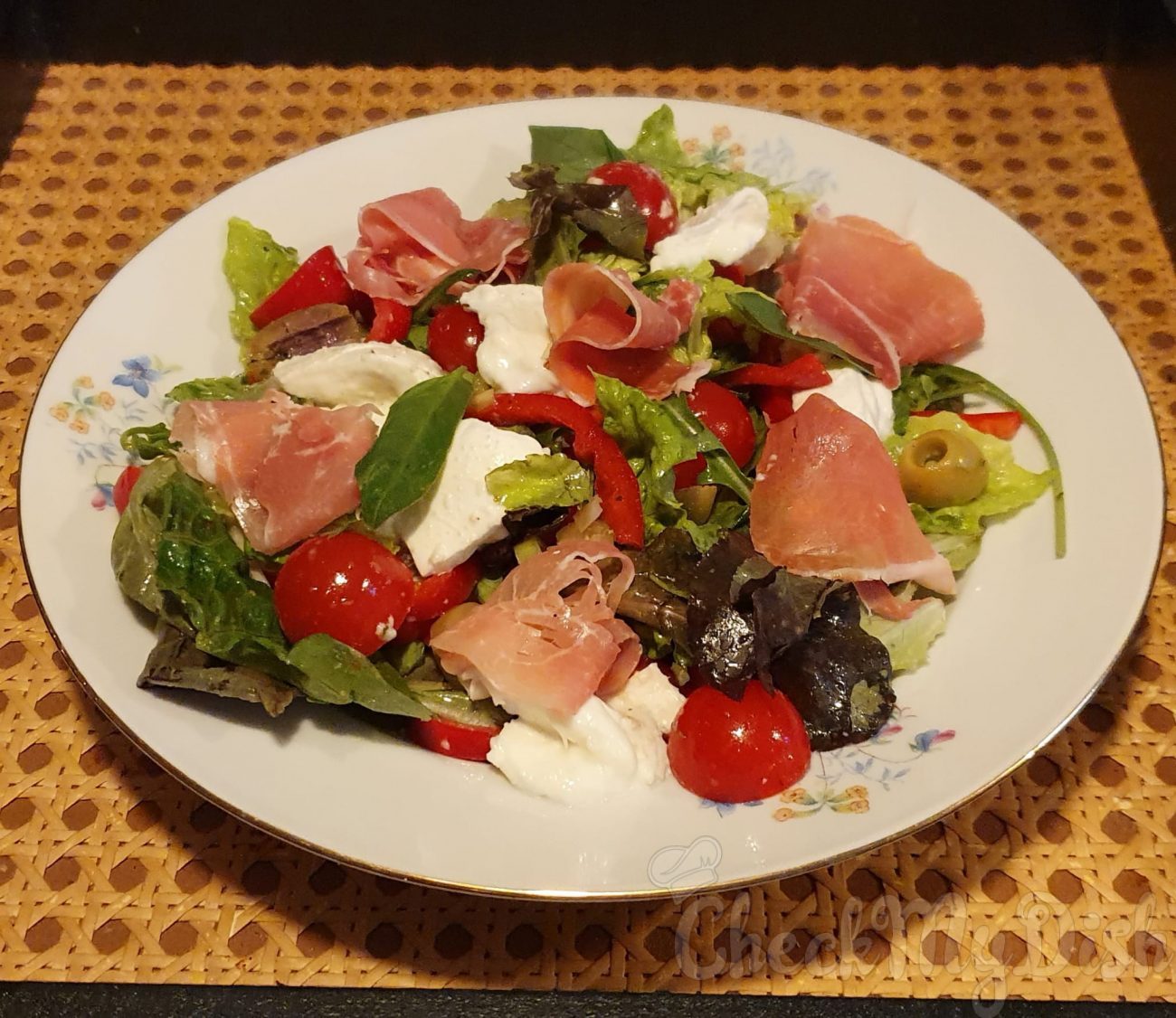 Italiaanse salade met buffelmozzarella